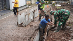 Sinergi TNI dan Warga Wujudkan Drainase Baru di Sukamaju