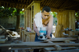 Sentuhan TMMD 128, Keterampilan Warga Diasah Lewat Pekerjaan Kayu