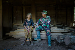 Sentuhan Kemanusiaan TMMD 128, Kehangatan Babinsa di Rumah Mbah Sumarni