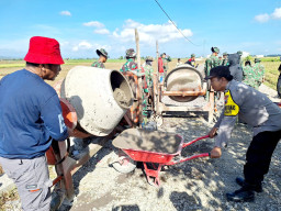 Di Balik Adukan Semen, Tersimpan Harapan Warga Desa Godo