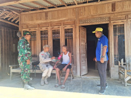 Tim Kesehatan Satgas TMMD 128 Door to Door Layani Warga Sakit di Desa Godo