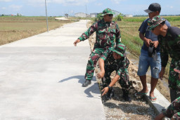 Wadan Satgas TMMD Reguler ke-128 Cek Pekerjaan Betonisasi, Pastikan Kualitas dan Progres Sesuai Target