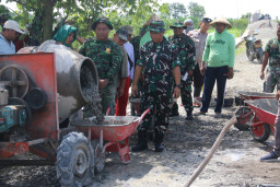 Wadansatgas TMMD Reguler 128 Memotivasi Anggota, Turun Langsung Bantu Pengecoran Jalan