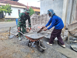 Dorong Angkong Demi Percepatan Pengecoran, Progres Rumah Shahroni Capai 65 Persen