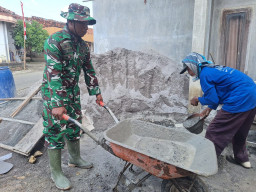 Sinergi TNI dan Warga Desa Godo: Dorong Angkong Bareng Demi Rumah Layak Huni