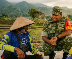 Duduk Bersama Petani di Tengah Sawah, Satgas TMMD Pati Bangun Kedekatan dengan Warga Desa Godo