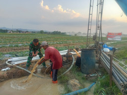 Sumber Air Sumur Bor TMMD di Titik 4 Mulai Dinikmati Warga, Petani Desa Godo Bersyukur