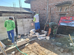 Anggota Satgas TMMD Fokus Tuntaskan MCK, Tahap Pemasangan Dinding