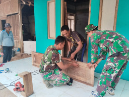 Pemasangan Pintu Jadi Sentuhan Akhir, Rumah Ibu Sarmini Rampung 100 Persen