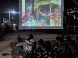 Hangatkan Keakraban, Satgas TMMD dan Warga Desa Godo Gelar Nobar Bersama