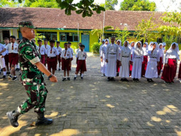 Letda Inf Ali Sadikin Ajarkan PBB dan Disiplin kepada Siswa SDN Godo 01