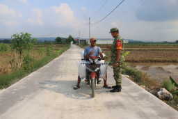 Dansatgas TMMD dan Warga Uji Coba Jalan Beton Baru di Desa Godo