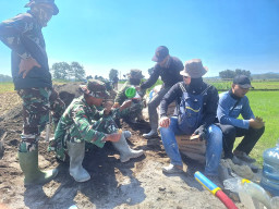 Semangat Kebersamaan, Anggota Satgas TMMD 128 Bersama Warga Ngopi Bareng