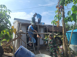 Pemasangan Papan Penyekat Perkuat Kualitas Betonisasi Jalan TMMD di Desa Godo