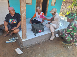 Tim Kesehatan TMMD 128 Datangi Rumah Ibu Sarmini, Wujud Kepedulian TNI kepada Warga