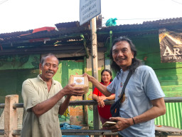 Forwan Surabaya Bagikan 500 Paket Daging Kurban untuk Loper Koran dan Penyapu Jalan