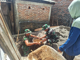 Satgas TMMD 128 Bantu Pembuatan Jamban Rumah Ibu Sumarni