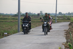 Sinergi TNI-Rakyat di TMMD Pati: Letkol Arm Timotius Yogi Tinjau Proyek Jalan Desa*