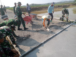 Betonisasi Jalan TMMD Membelah Persawahan, Progres Capai 61 Persen