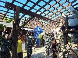 Gotong Royong Naikkan Empyak, Rumah Ibu Sarmini Capai 85 Persen