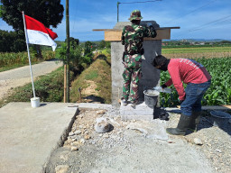 Satgas TMMD Reguler Ke-128 Kebut Pembuatan Tugu Prasasti Sebagai Bukti Kemanunggalan TNI Rakyat