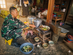 Tinggalkan Zona Nyaman, Prajurit TMMD Belajar Arti Kehidupan dari Rumah Warga Desa Godo