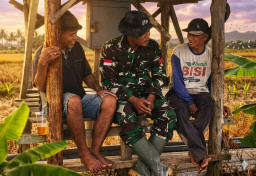 Di Tengah Terik dan Lelah, Obrolan Hangat Satgas TMMD dan Petani Warnai Sawah Desa Godo