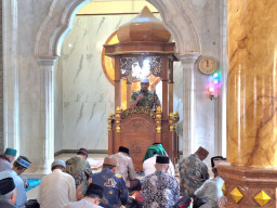 Tingkatkan Keimanan dan Ketaqwaan, Satgas TMMD Laksanakan Sholat Jumat Bersama Warga