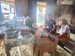 Di Sela-Sela Istirahat, Satgas TMMD 128 Ngobrol Santai di Warung Ibu Maryati