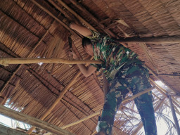 Pembongkaran Rumah Tandai Awal Renovasi RTLH TMMD Ke-129 di Desa Polewali