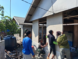 Pemasangan Dinding Kalsiboard Tandai Kemajuan Renovasi RTLH TMMD Ke-129 di Desa Umbele Lama
