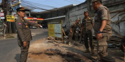 Satpol PP Depok Tertibkan 25 Bangunan Liar di Tapos, Lapak Diduga Jadi Warung Kopi Pangku Ikut Dibongkar