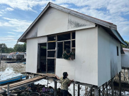 Pemasangan Kalsiboard Luar Tandai Kemajuan Renovasi RTLH Milik Ibu Salawiah di Desa Polewali