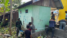 Pemasangan Atap Tandai Kemajuan Pembangunan MCK SDN Pulau Dua dalam Program TMMD Ke-129