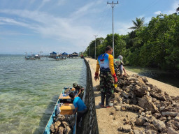 Semangat Gotong Royong, Warga dan Satgas TMMD Kumpulkan Batu untuk Material Rabat Jalan di Desa Polewali