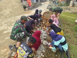 Hari Libur, Anak-anak SD Berinisiatif Bantu Satgas TMMD Meratakan Batu Rabat Beton