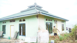 Satgas TMMD Ke-129 Kodim 1311/Morowali Percantik Masjid Desa Umbele dengan Pengecatan