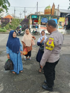 Bhabinkamtibmas Sidotopo Ingatkan Peziarah Waspadai Aksi Kriminal di Terminal Ampel