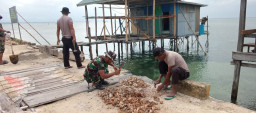 Kolaborasi TNI, Polri, dan Masyarakat Percepat Renovasi RTLH Ibu Syamsiah di Desa Polewali