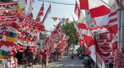 Jawa Timur Pedagang Bendera Merah Putih Mulai Ramai di Surabaya Jelang HUT ke-81 RI