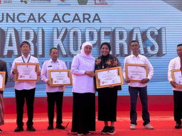 Rektor Unitomo Terima Penghargaan Dharma Bakti