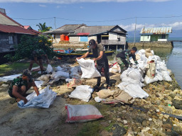Personel Satgas TMMD Bersama Masyarakat Drop Material Pasir ke Lokasi Sasaran Melalui Jalur Laut
