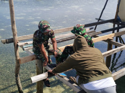 Pemasangan Lantai Tandai Kemajuan Renovasi RTLH TMMD Ke-129 di Desa Umbele