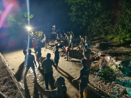 Satgas TMMD Ke-129 Kodim 1311/Morowali Lembur Bersama Warga Kumpulkan Material Lokal di Pesisir Pantai Umbele