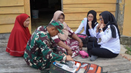 Personil Satgas TMMD bersama Puskesmas Umbele Laksanakan Pengobatan Door to Door bagi Warga di Lokasi TMMD Ke-129