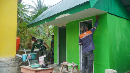 Pengecatan Dinding MCK SDN Desa Pulau Dua, Bukti Nyata Kinerja Satgas TMMD