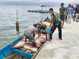Satgas TMMD Ke-129 Laksanakan Pengaplusan Bak Penampungan Program Manunggal Air Bersih di Desa Umbele