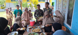 Guru SDN Umbele Siapkan Jamuan Makan sebagai Bentuk Terima Kasih kepada Satgas TMMD Ke-129