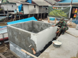 Satgas TMMD Ke-129 Laksanakan Pengaplusan Bak Penampungan Program Manunggal Air Bersih di Desa Umbele