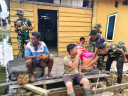 Warga Desa Polewali Siapkan Minuman dan Snack untuk Personel Satgas TMMD dan Masyarakat